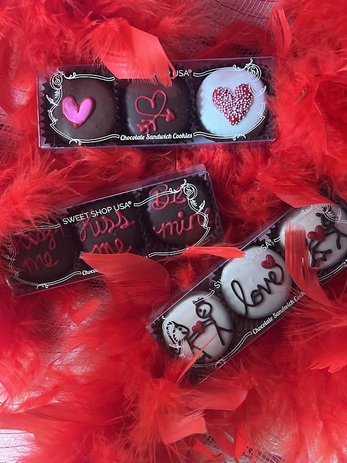Valentine\'s Day Chocolate Covered Oreos